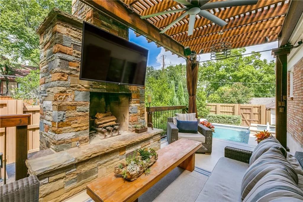 Stunning E Dallas 3BR Pool Spa Fireplace Retreat gallery image 4