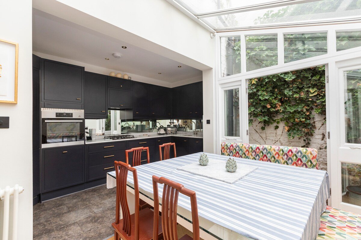 Whoops-a-Daisy 3 bedroom in Notting Hill gallery image 5