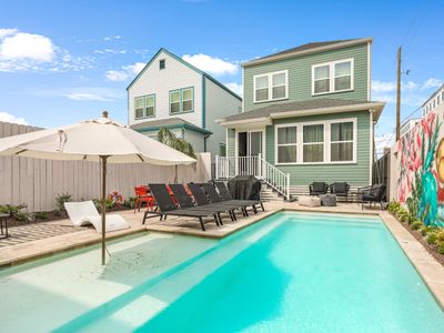 Elegant & Cosy House w/Heated Pool Patio & Parking