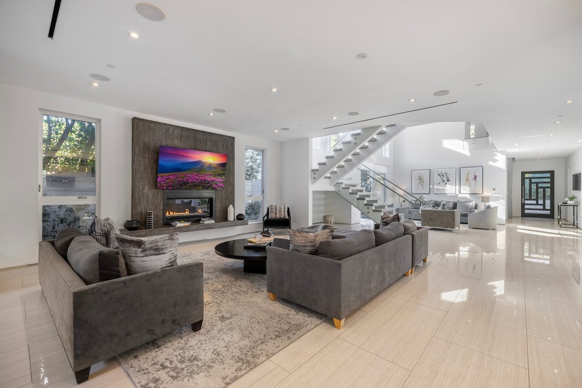 Charming West Hollywood Mini-Retreat w/ Pool & Spa gallery image 4