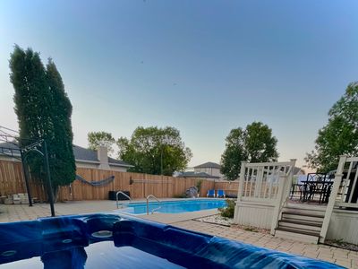 hot tub-Pet friendly- Attached garaged/driveway