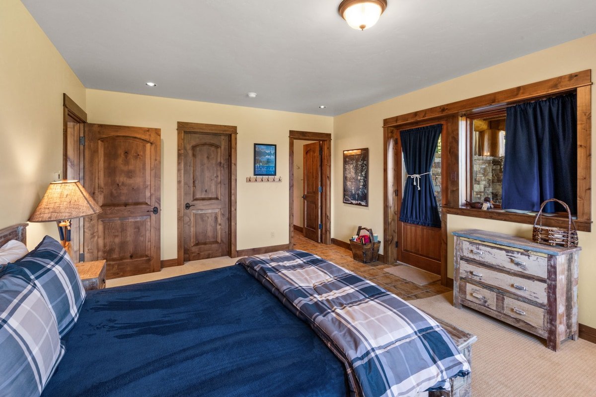 Grand Ski Retreat | Hot Tub, Fireplace + Views! gallery image 4