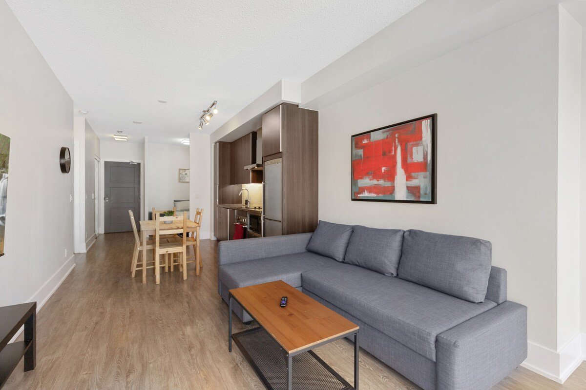 * *2bedroomCN Tower WATER VIEWS* gallery image 4