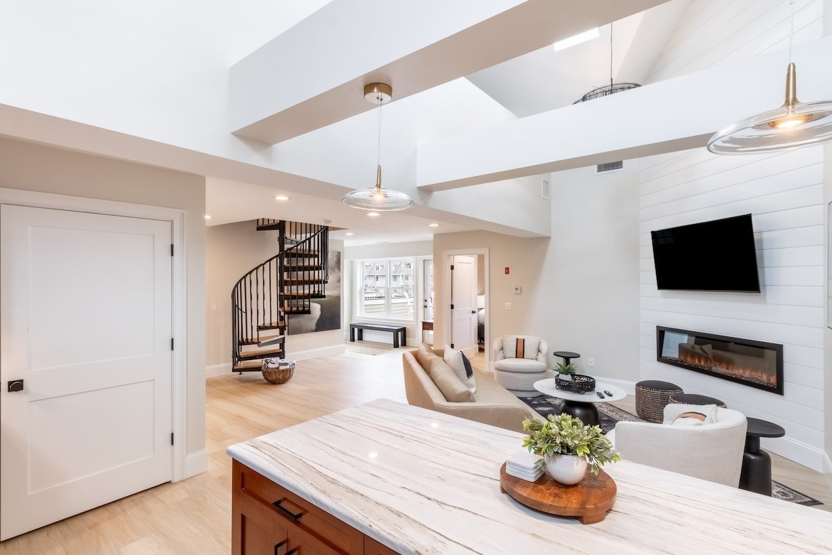 2 Bedrooms w/Loft & En-Suite Baths, Walk to Harbor gallery image 4