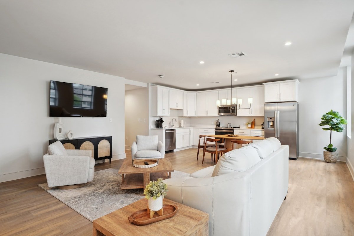 Spacious 3BD Unit w/ Pool, Walk to French Quarter gallery image 4