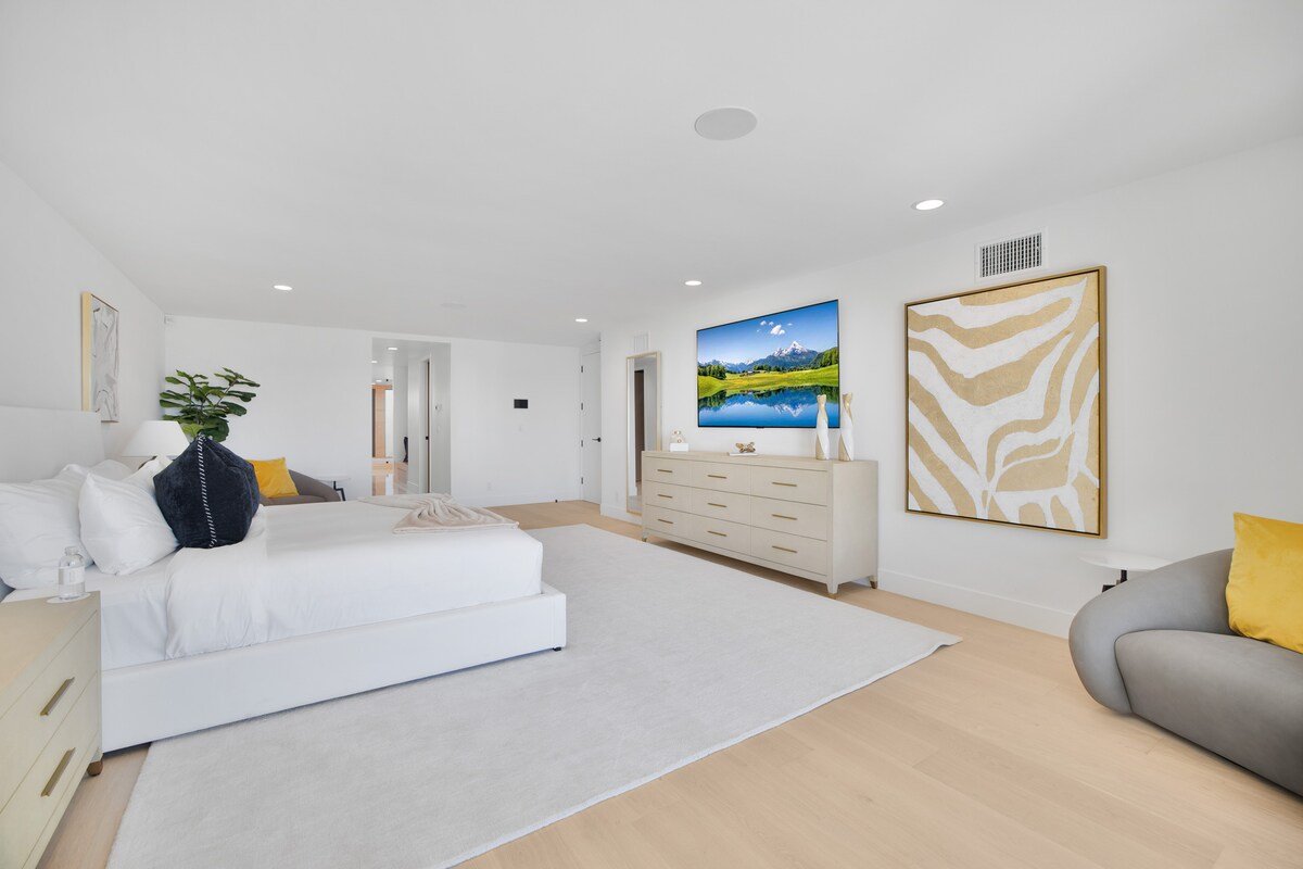 Wake Up to the Waves in Malibu Beachfront Estate gallery image 4