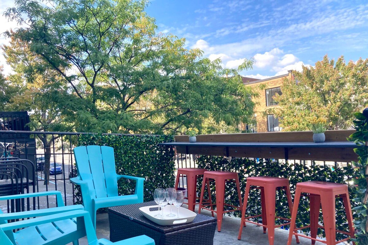 MTLVR #07 | Plateau City Chalet, steps to downtown gallery image 3