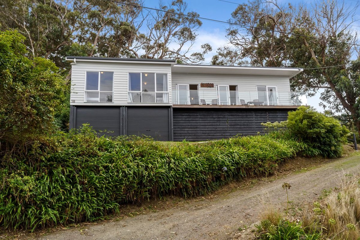 Attunga – Renovated beach house on Morley Avenue