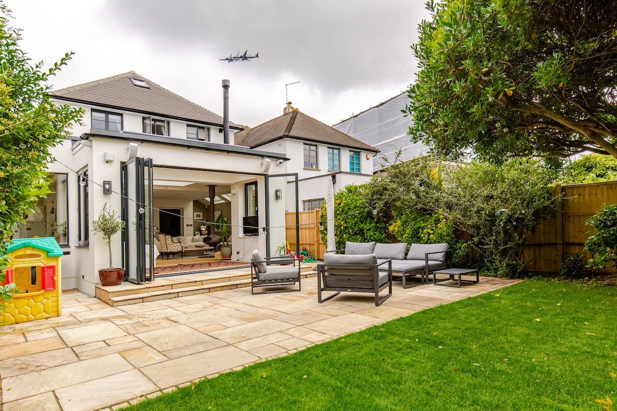 Spacious 4B family home by Richmond riverside gallery image 3