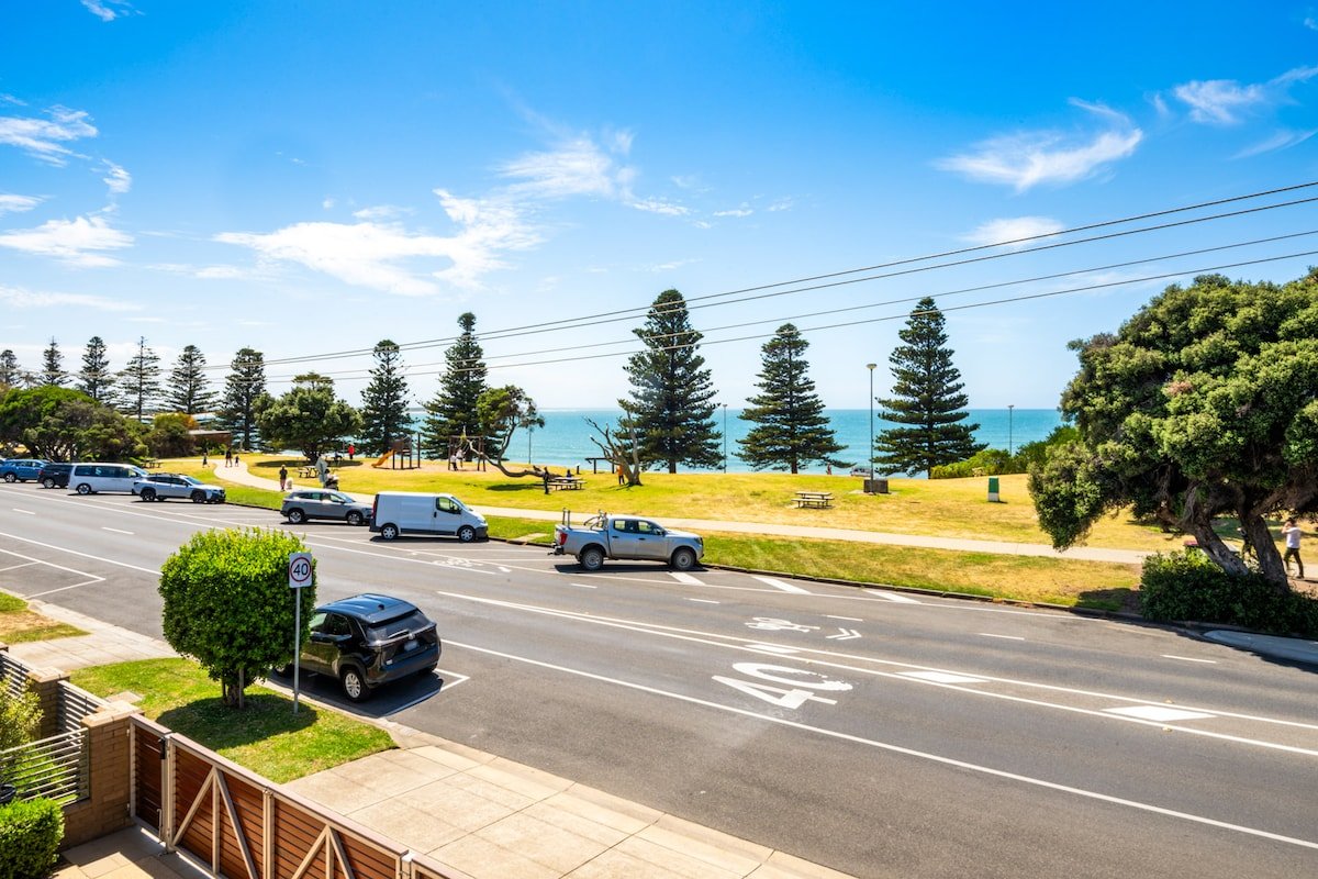 Beach Front Bliss with an Outdoor Spa! gallery image 5