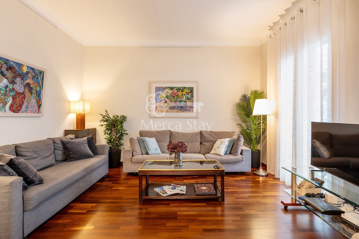 Large & beautiful apartment 4min Passeig de Gràcia gallery image 3