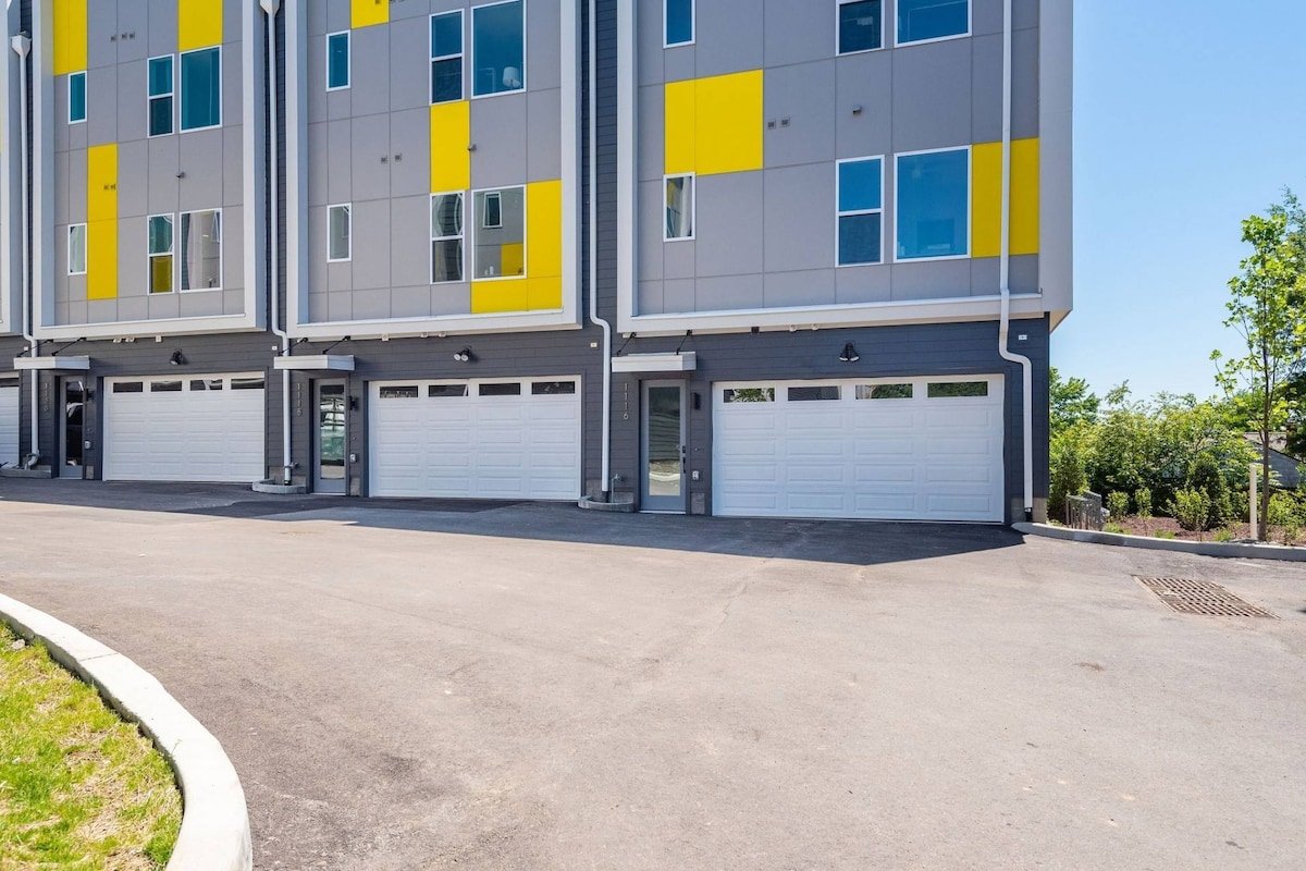 Harmony One / Combo Listing of Two 4BR Units gallery image 4