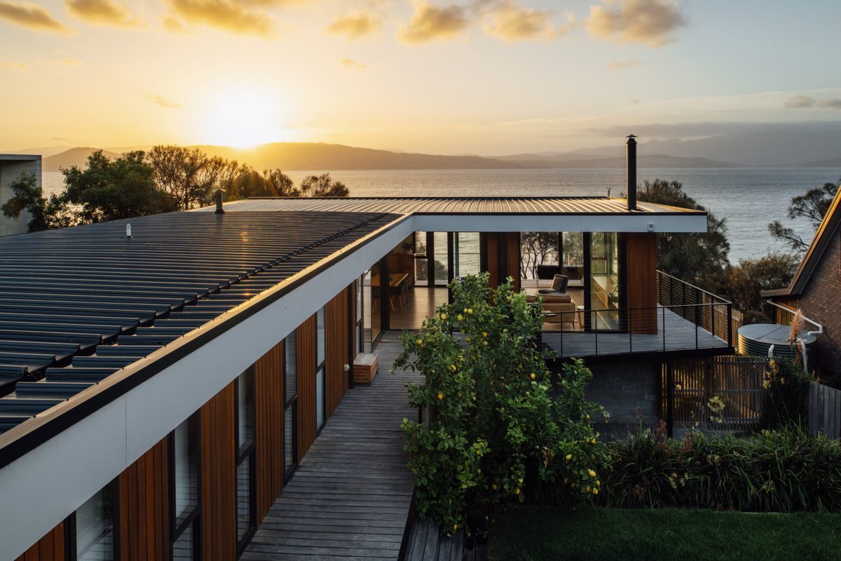 Blessington Beachside Retreat sleep 6 water views.