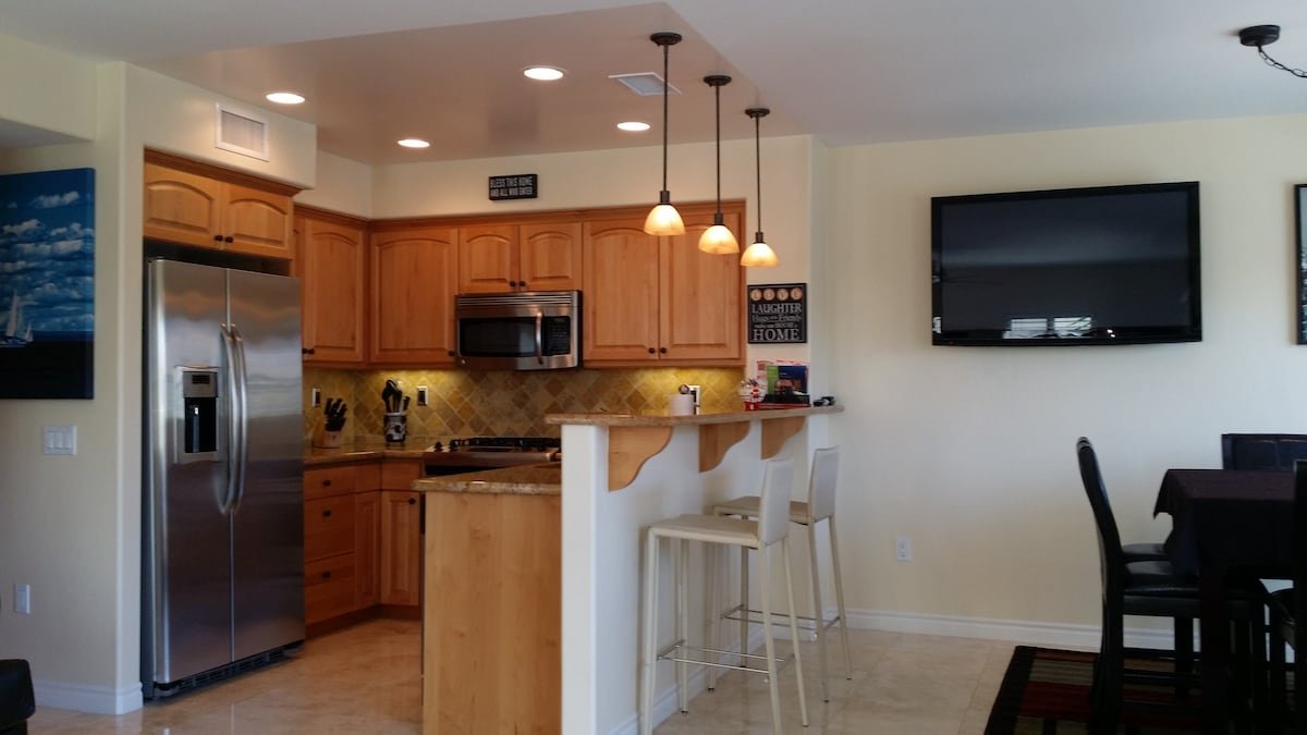 Beautiful By the Beach/King bed/AC/2 car garage gallery image 5