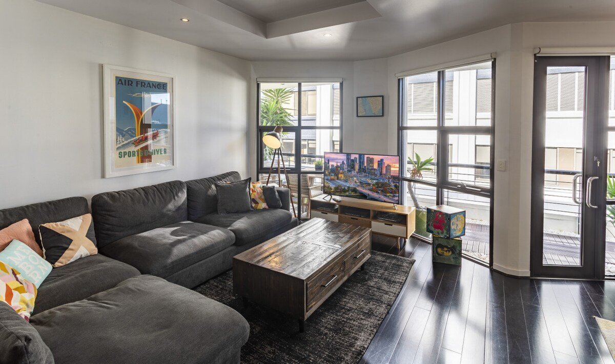 Art Deco Penthouse Retreat | Luxury on 2 levels gallery image 3