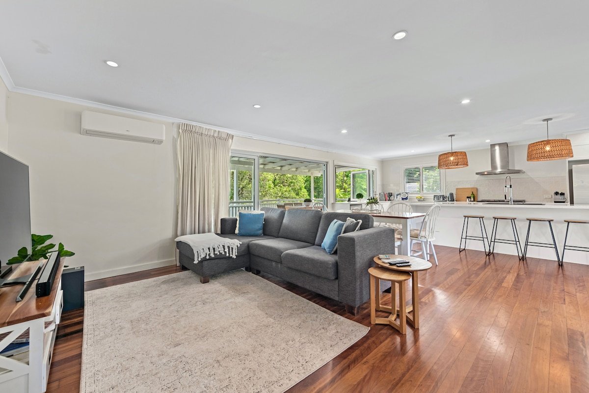 A Family Affair ~ 4 Bed/2.5 Bath/ 3 Car / Pool! gallery image 3