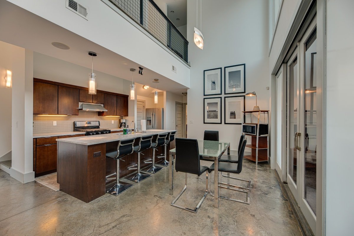 Downtown/Hottub/Music Row/20 foot ceiling/Gulch!.! gallery image 3