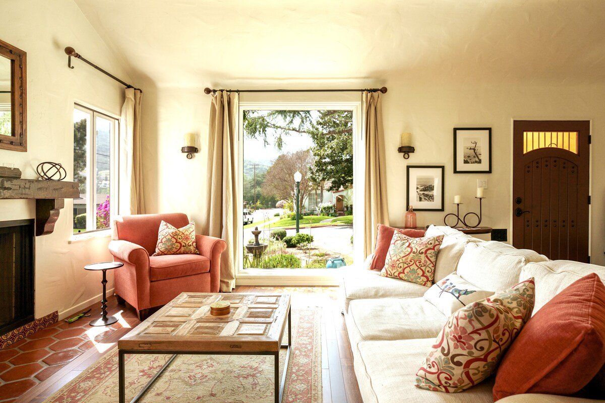 Bright Montrose House in a Quiet Neighborhood gallery image 2