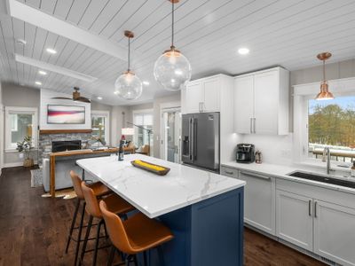 Luxury Getaway | Walk to lake & downtown Dogs Ok