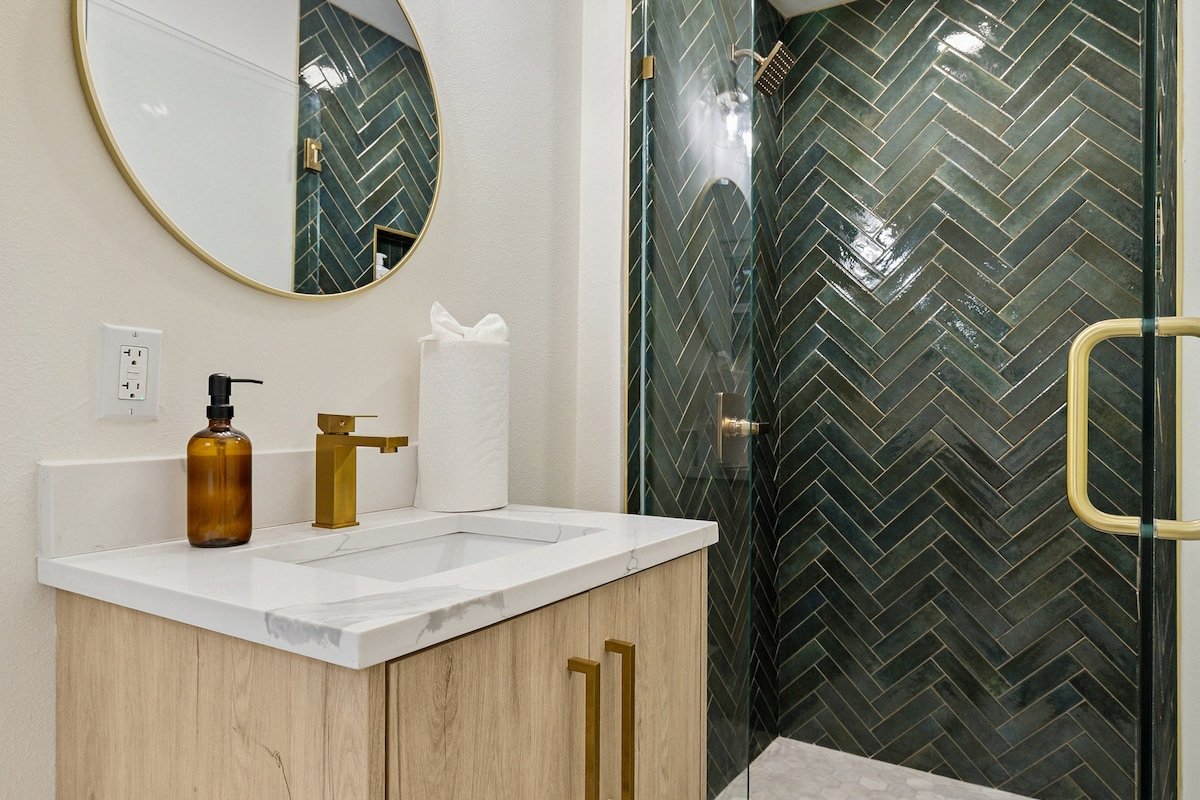 Heated Pool + Massive Backyard + Downtown Dallas! gallery image 5