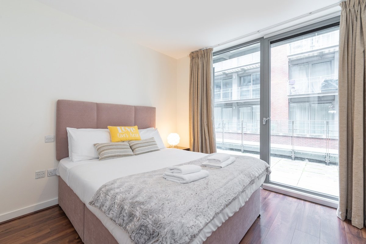 CENTRAL DUBLIN SMITHFIELD MARKET BEAUTIFUL APT 6. gallery image 4