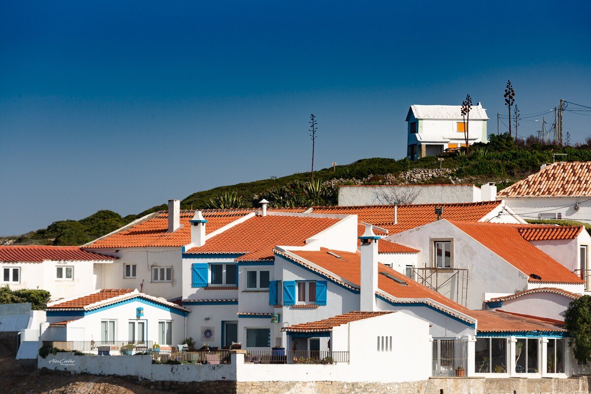 Cabana do Mar-Azenhas do Mar-refuge over the sea gallery image 4