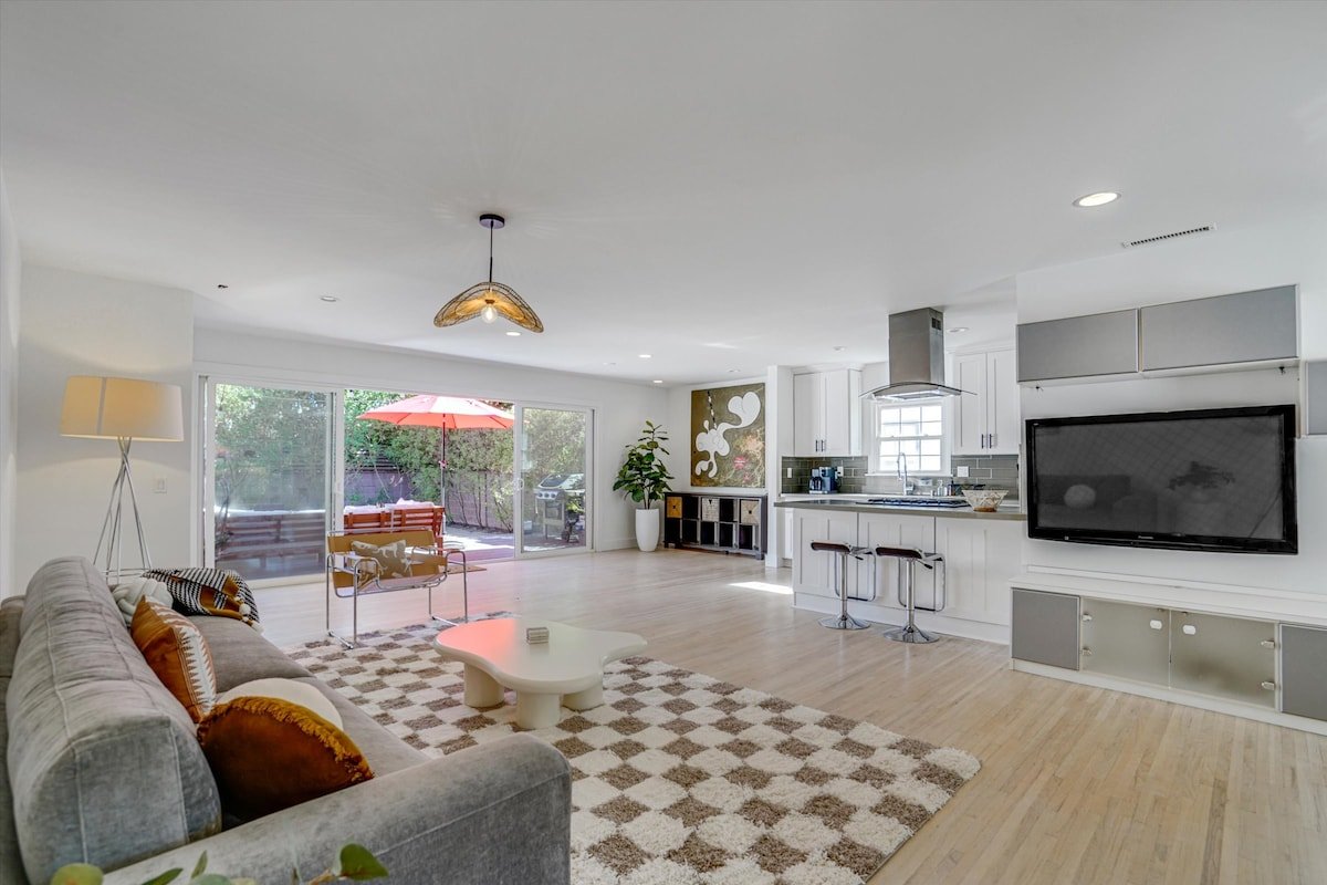 Open Plan + Sunny Outdoor Venice Living gallery image 3