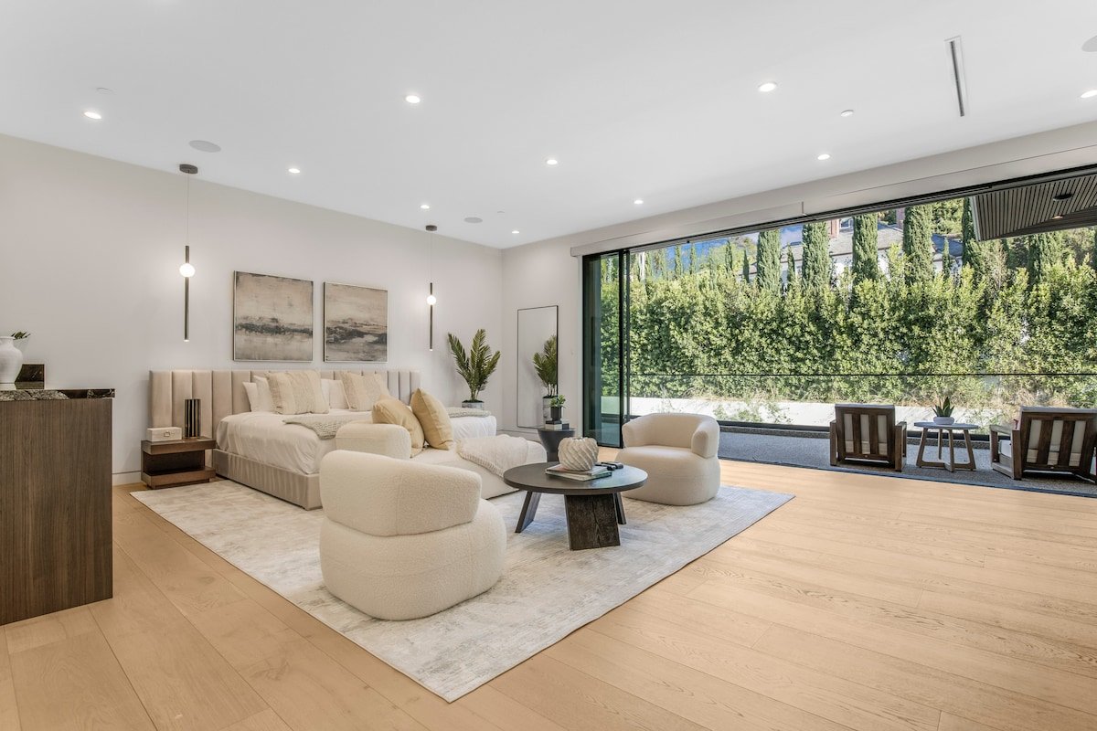 Stylish 2-Level Retreat in Trendy Sherman Oaks gallery image 5