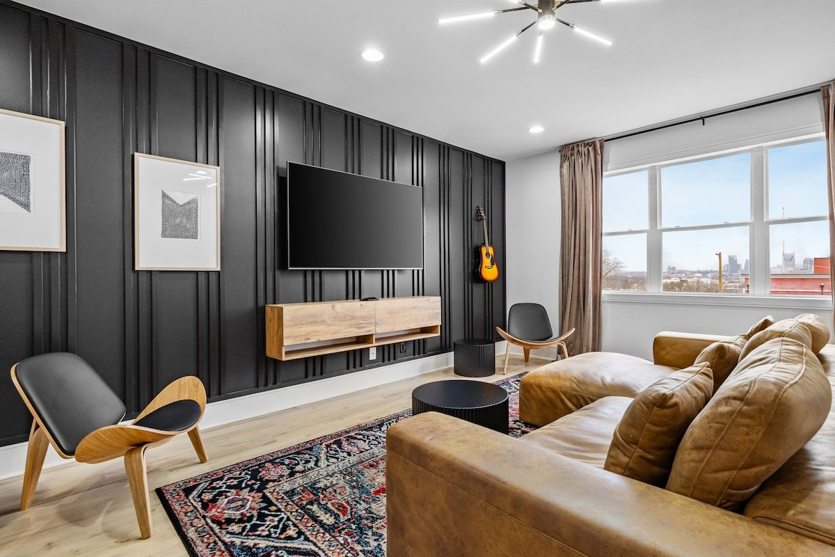 Nash Mega, sleeps 20, pools, hot tubs, rooftops! gallery image 3