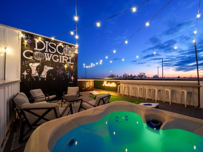 HiNapoleon! NewMural! Hot Tub! 16 Beds! Game room!