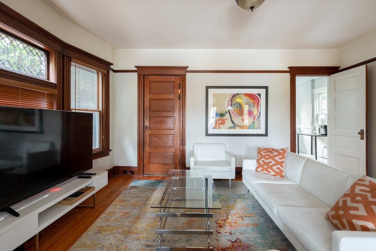 Historic 4BR • Sleeps 10 • Prime Location gallery image 3