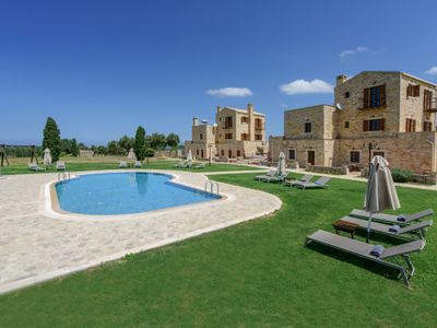 Wedding Villa w/Pool, BBQ, Ping Pong, 23 people