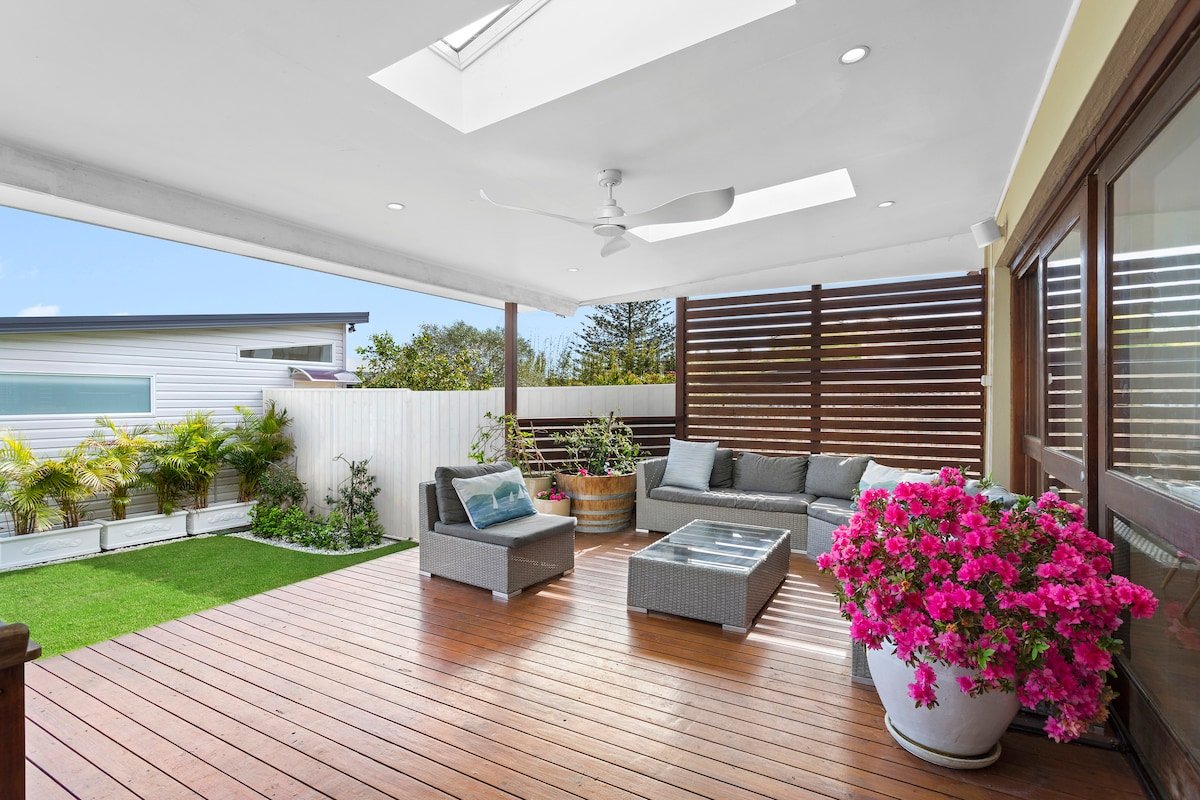 Huge House with Heated Pool – Walk to Beach gallery image 3