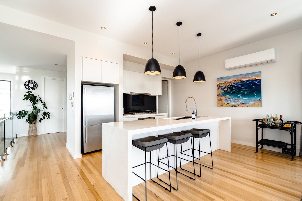 4BR Stylish Pool & Bay-View Retreat gallery image 5