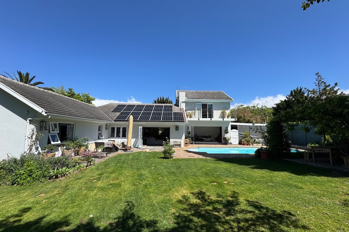 6-Sleeper home with Pool in Tokai, Cape Town. gallery image 2