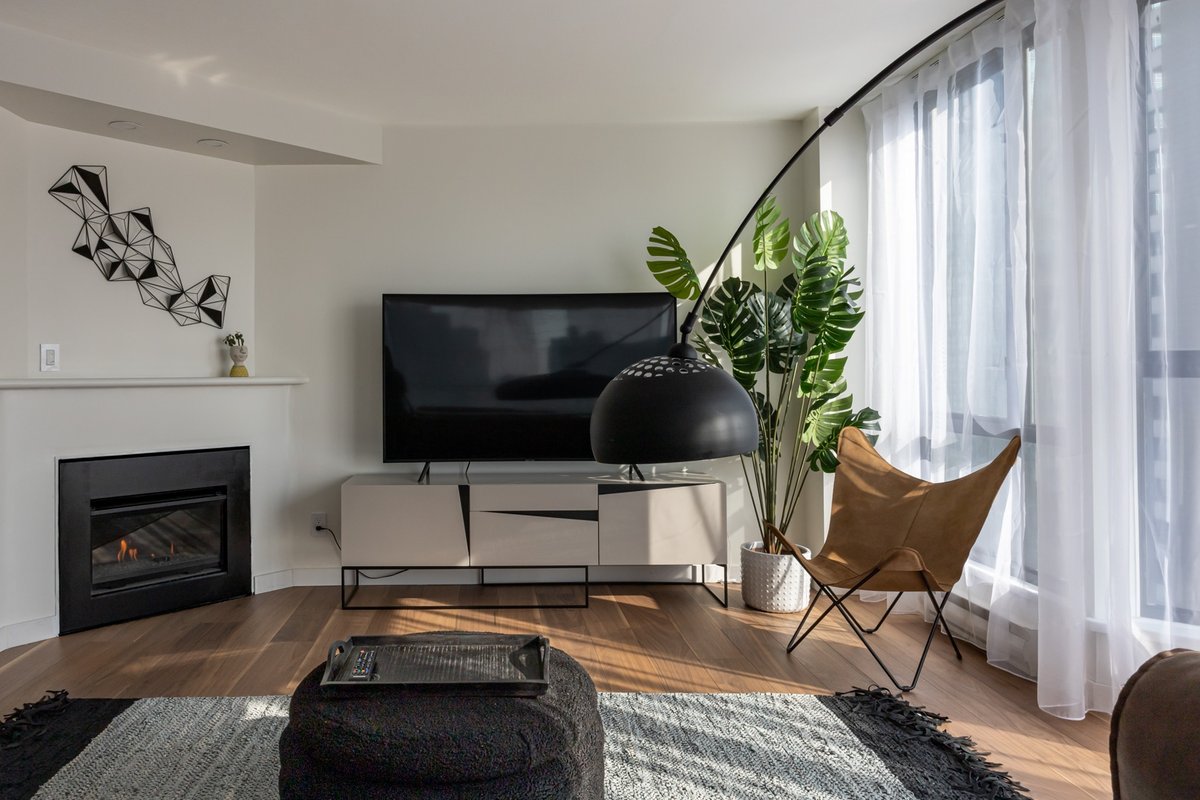 Amazing Location – 2BDRM/2BATH – right on Robson