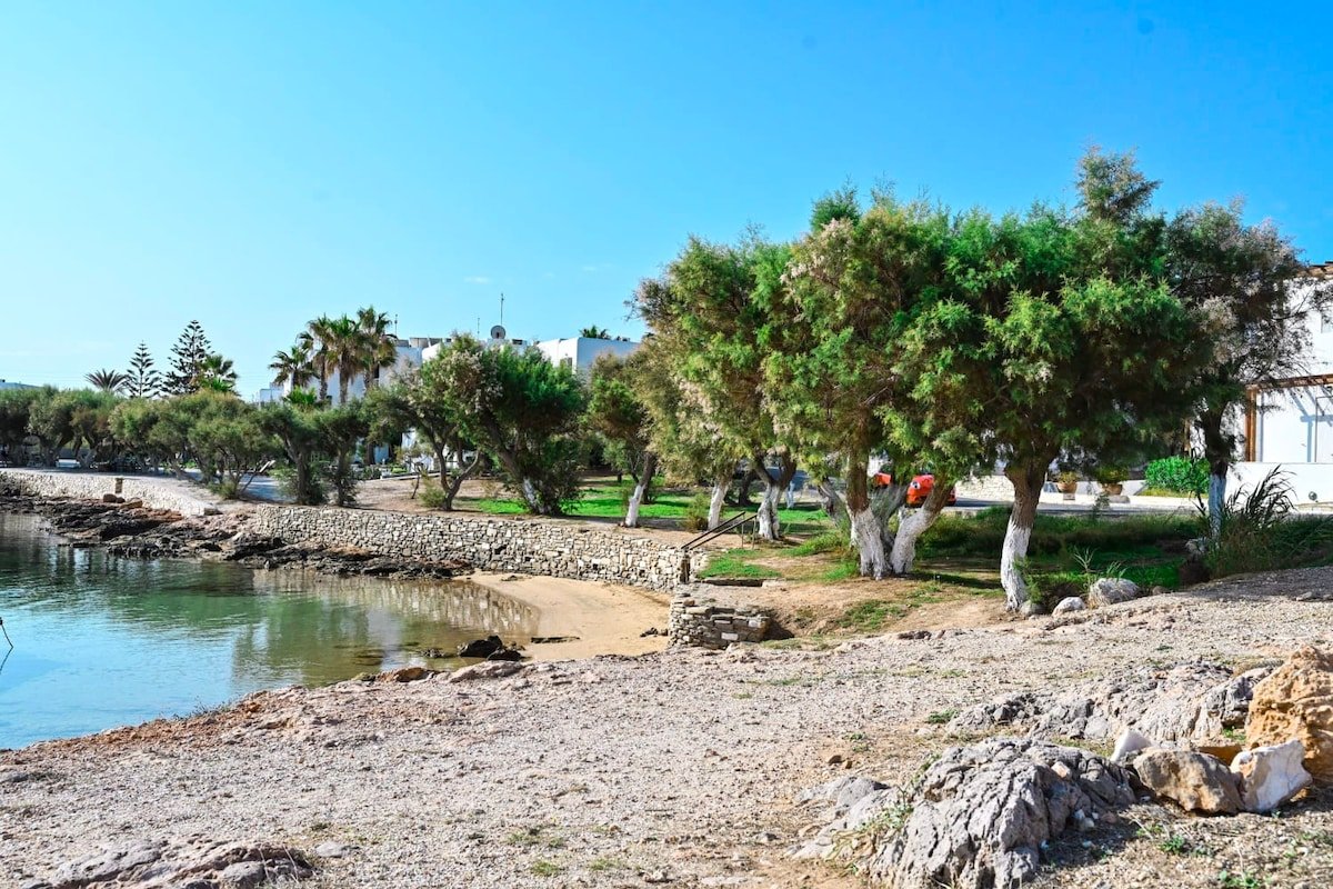 Beachfront Naoussa Bocamviglies – Up to 21 guests gallery image 5