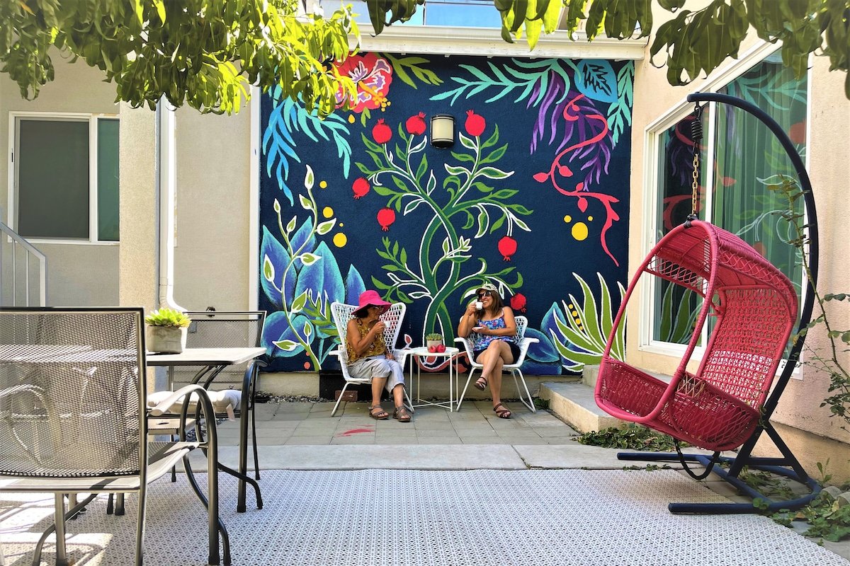 *LA Garden Escape-6BD/5BR-3 King Beds, Modern* gallery image 4