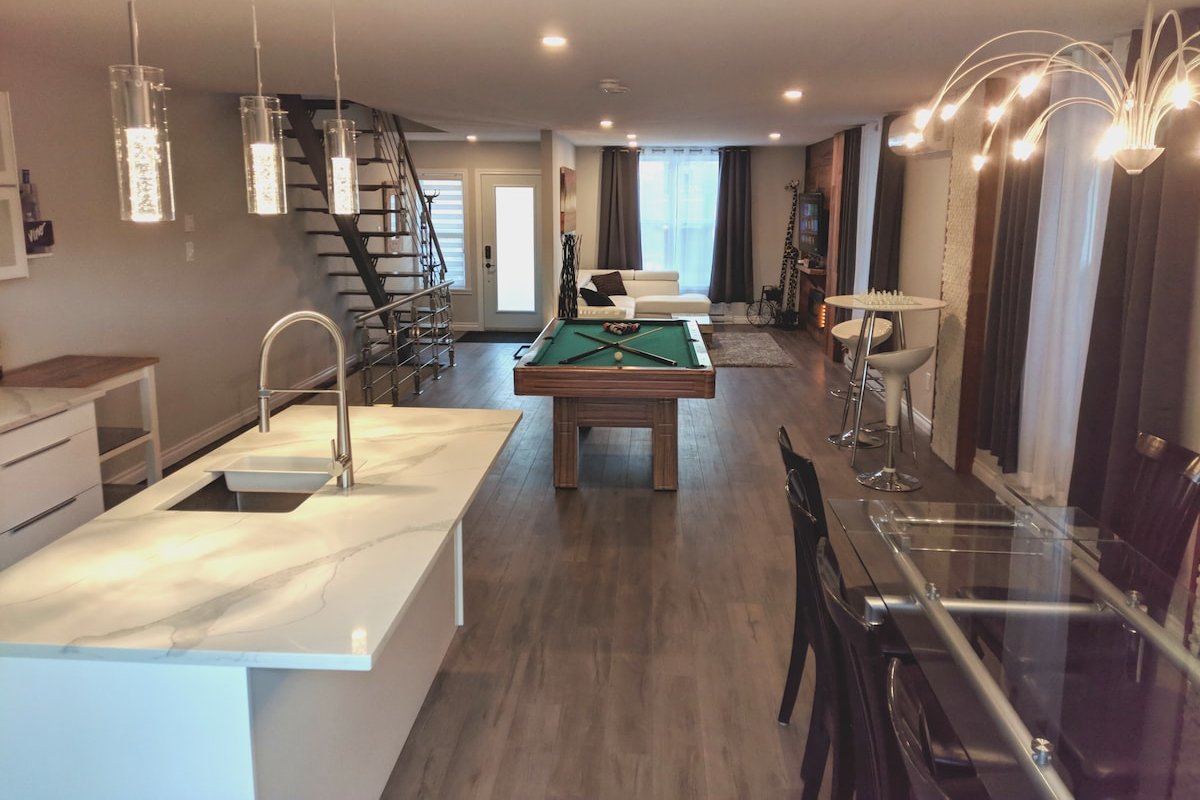 Modern townhouse with rooftop deck 4BR close to DT gallery image 2