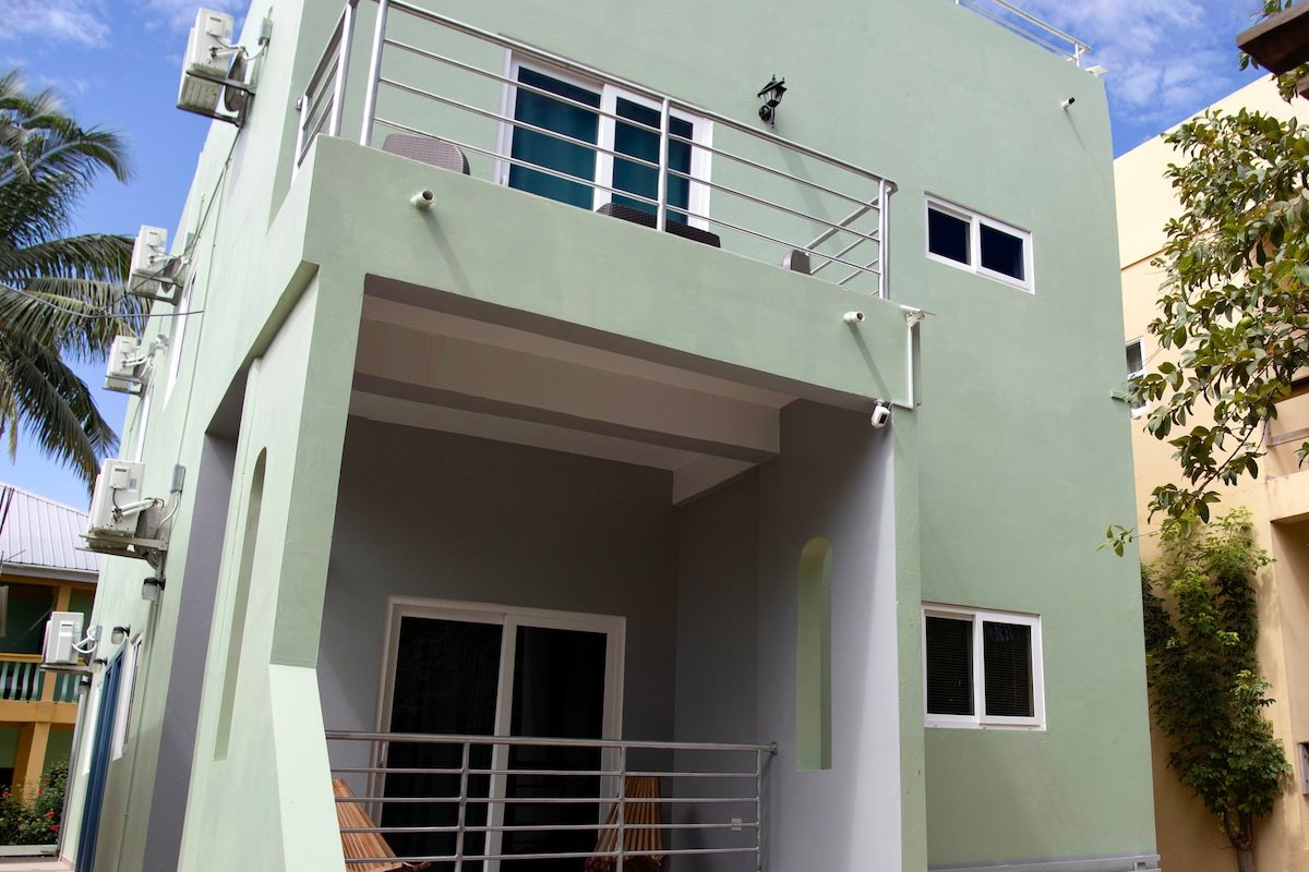 Upscale Comfort & Work-Friendly gallery image 2