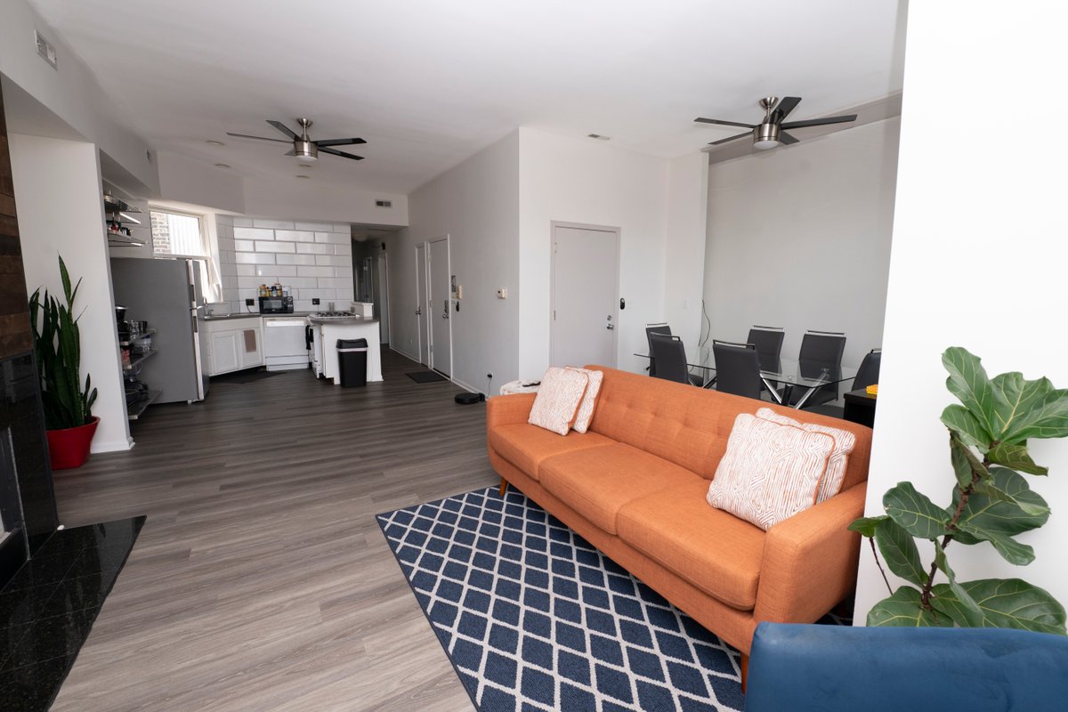 SuperHost! The Best Loc. in Boystown!