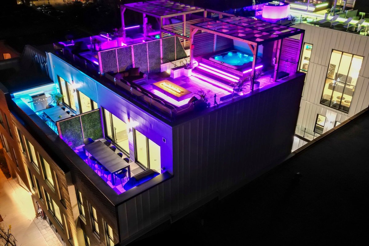 CLUBHAUS Premium Penthouse, Rooftop Hot Tub, Sleeps 14+ gallery image 2