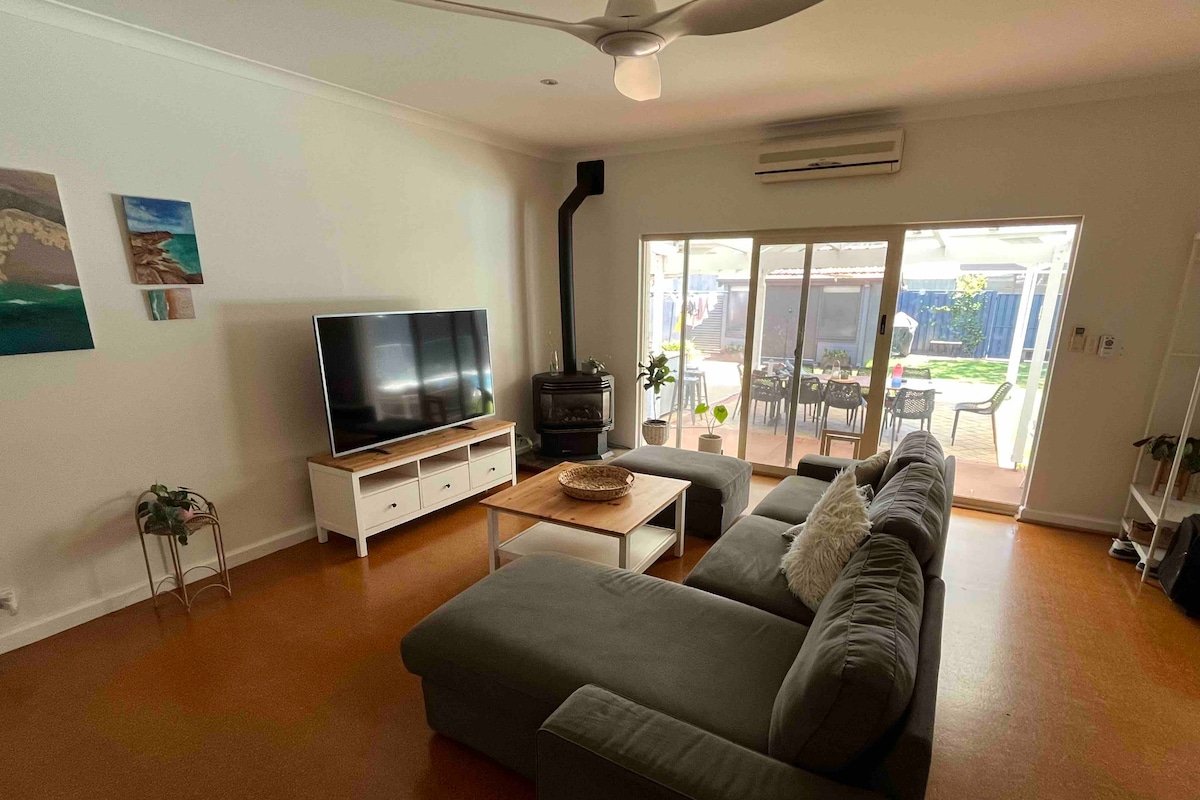 3×2 house with large backyard, pool, bbq and bar! gallery image 5