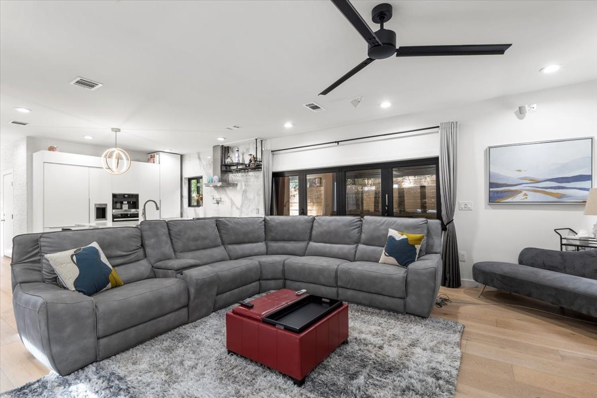 Walkable! Huge Modern House – 9 real beds gallery image 3