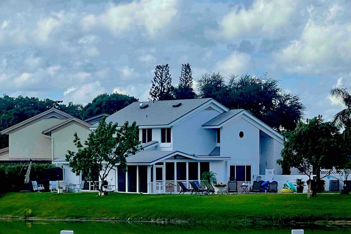 LakeFront – Home Near Casino w private pool gallery image 3