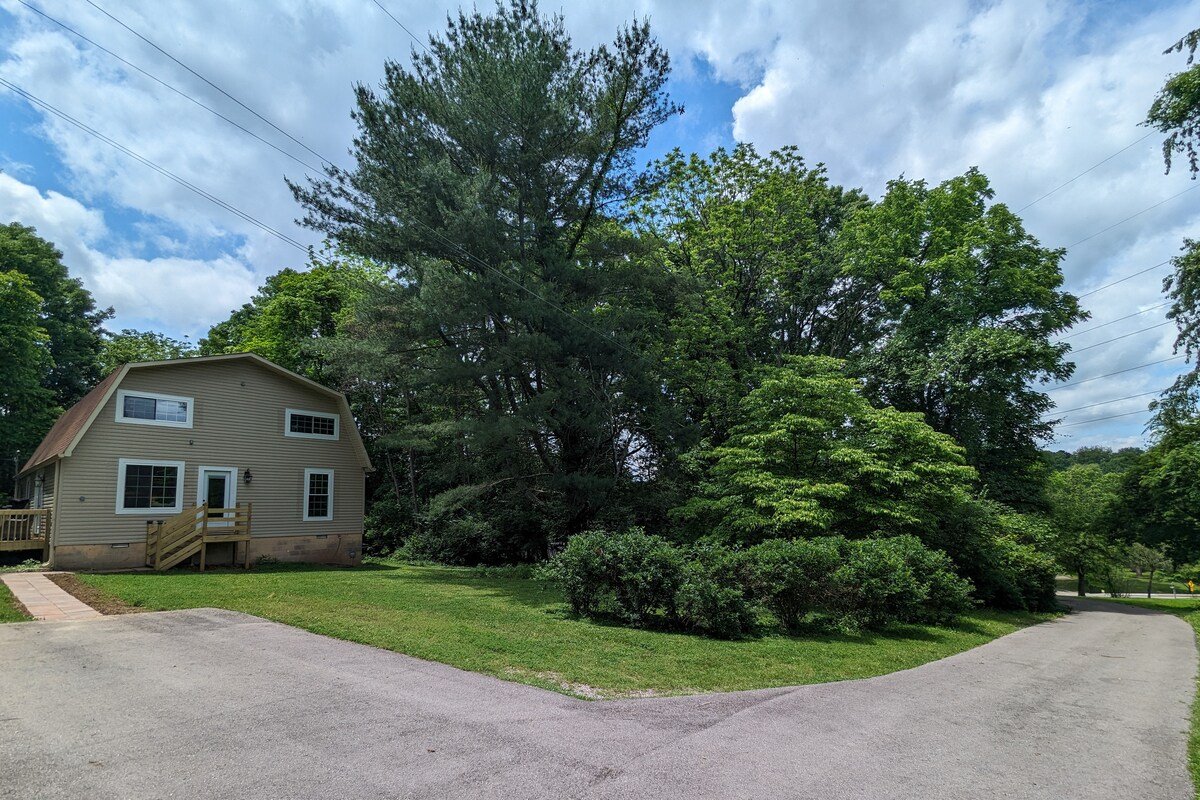 Wooded Retreat – 5 king beds, private, convenient gallery image 5