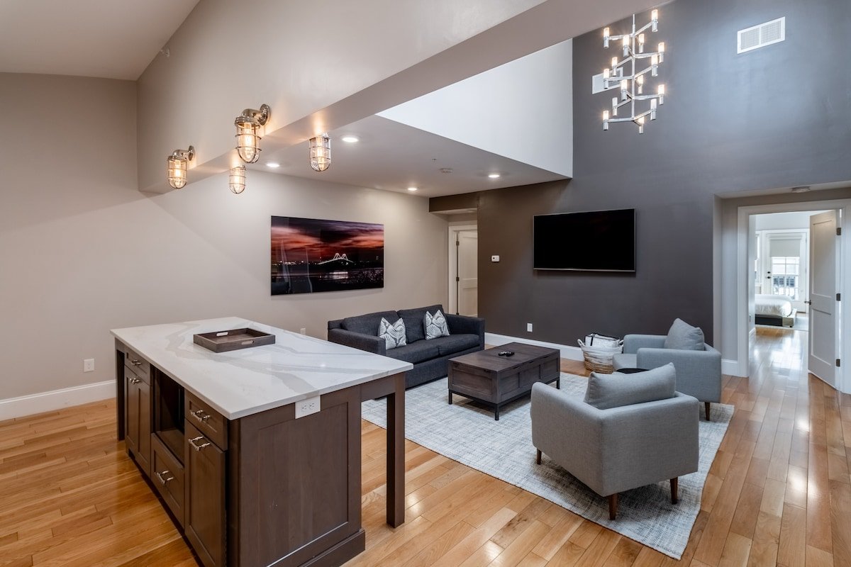 Corner Apt, Open Floor Plan In Downtown Newport gallery image 4