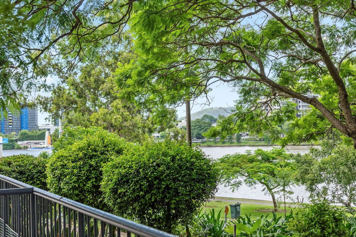 Luxury Riverfront! 2Bed/2Bath/2Car ~ West End gallery image 5