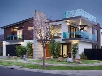 Cheerful lakeside home with beautiful lake view