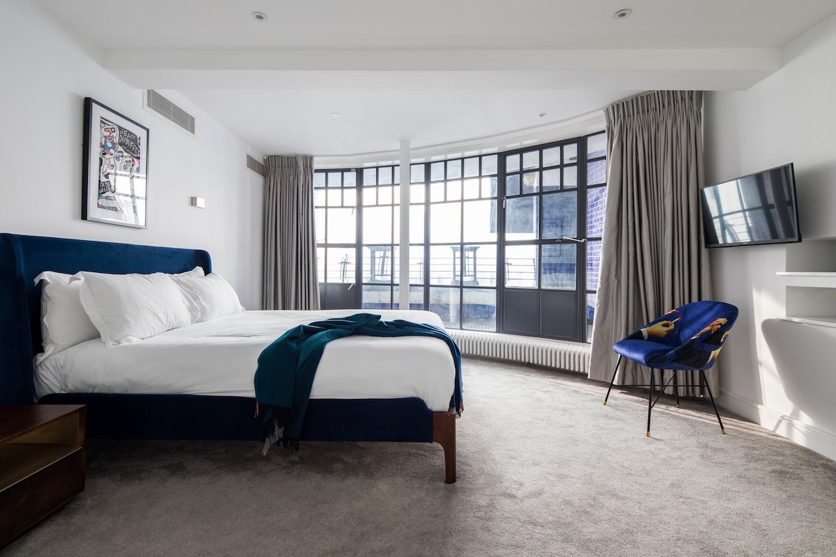 Giant Leicester Square 3BR – Terrace, Netflix gallery image 3